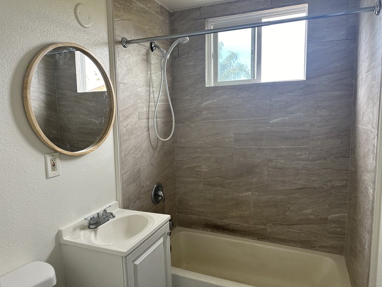 1023 Hewitt St #4 - Photo 6 of 7