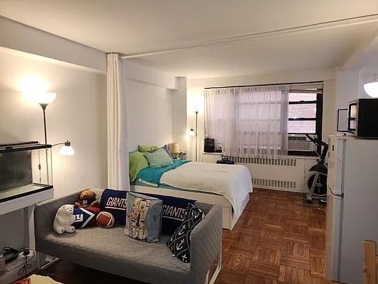 E 54th St #7J - Photo 2 of 20