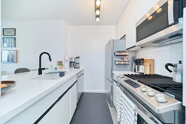 W 56th St #27G - Photo 3 of 20