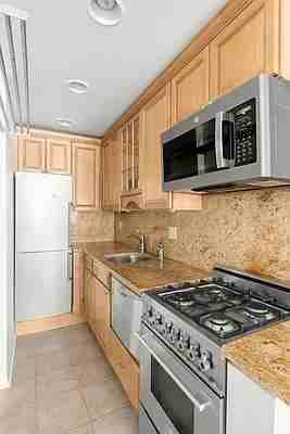 W 40th St #4L - Photo 3 of 6