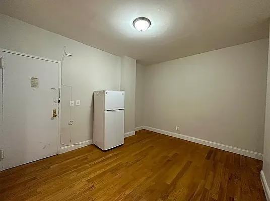 E 32nd St #2D - Photo 5 of 20