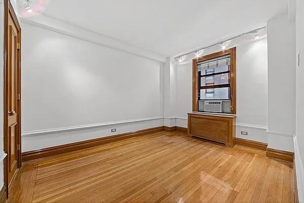 W 58th St #4A - Photo 4 of 20