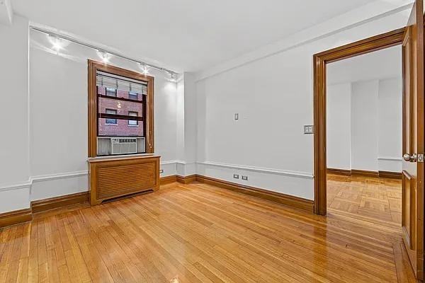 W 58th St #4A - Photo 5 of 20