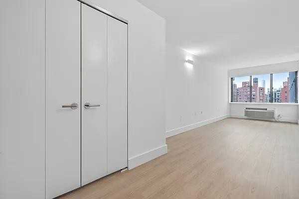 W 24th St #10O - Photo 2 of 20