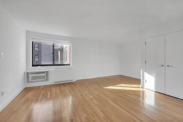 W 15th St #530 - Photo 4 of 20