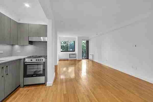 W 15th St #522 - Photo 3 of 8