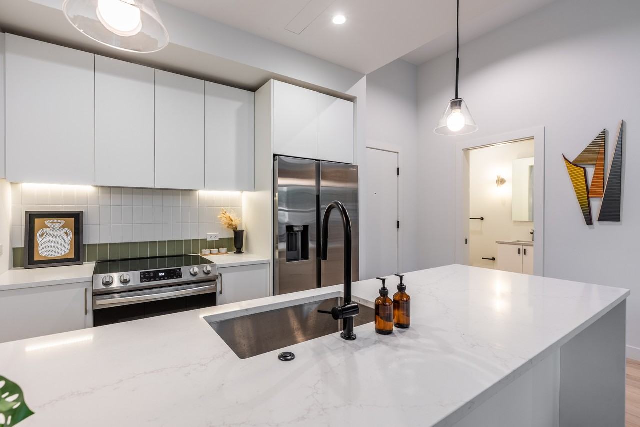 Lodge Evanston #1700-01 - Photo 3 of 24