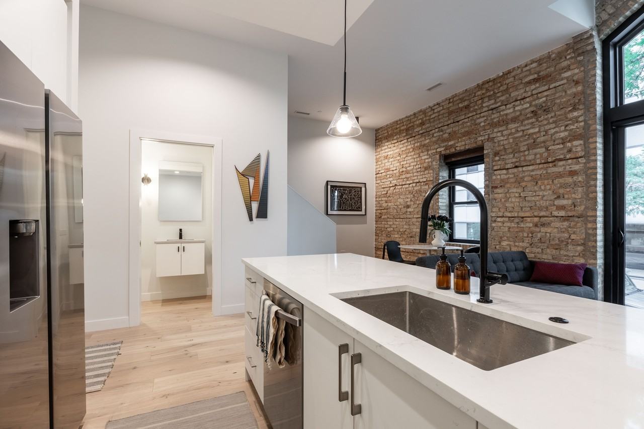 Lodge Evanston #1700-01 - Photo 5 of 24