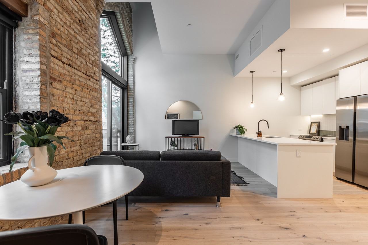 Lodge Evanston #1700-01 - Photo 6 of 24