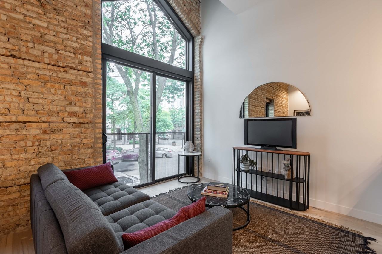 Lodge Evanston #1700-01 - Photo 7 of 24