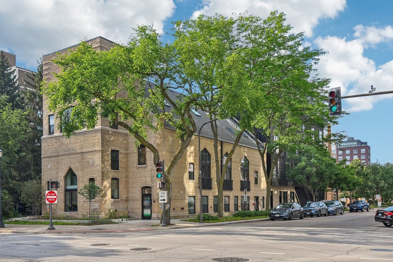 Lodge Evanston #1712-306 - Photo 4 of 7