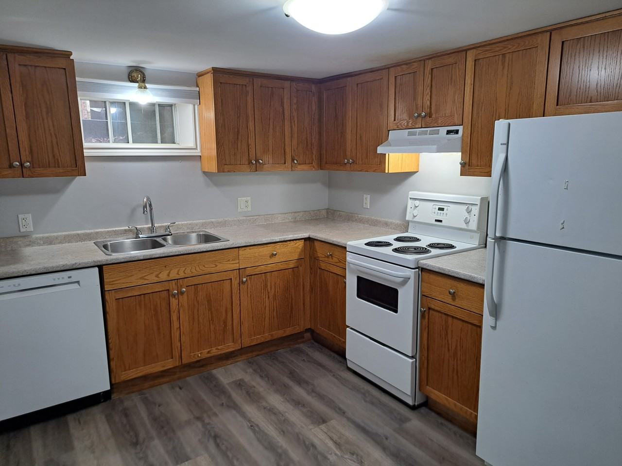 347 Queenston St #1 - Photo 7 of 12