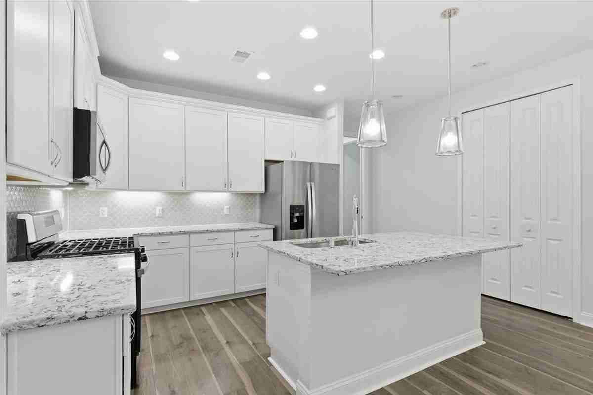 155 Weekend Ave - Photo 2 of 7