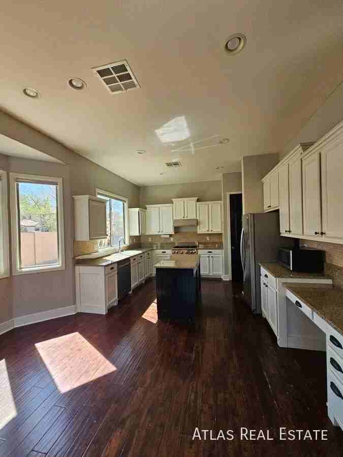 1076 E Phelps St - Photo 2 of 23