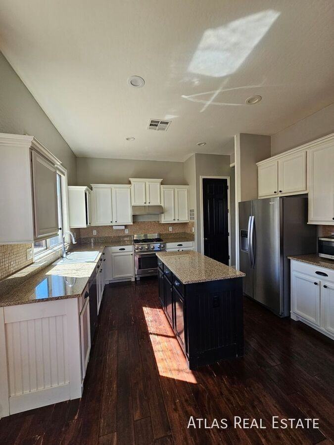 1076 E Phelps St - Photo 3 of 23