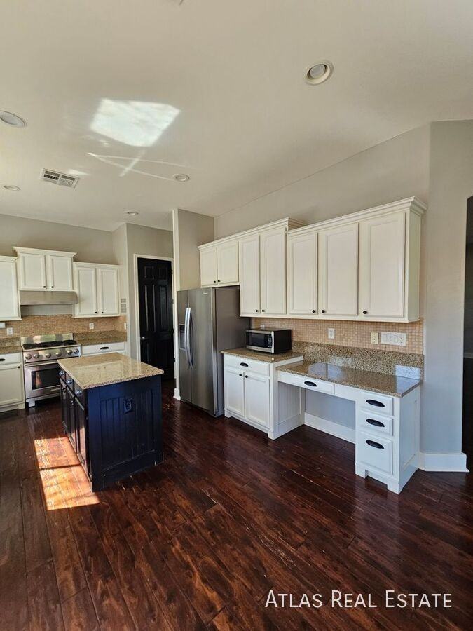 1076 E Phelps St - Photo 4 of 23