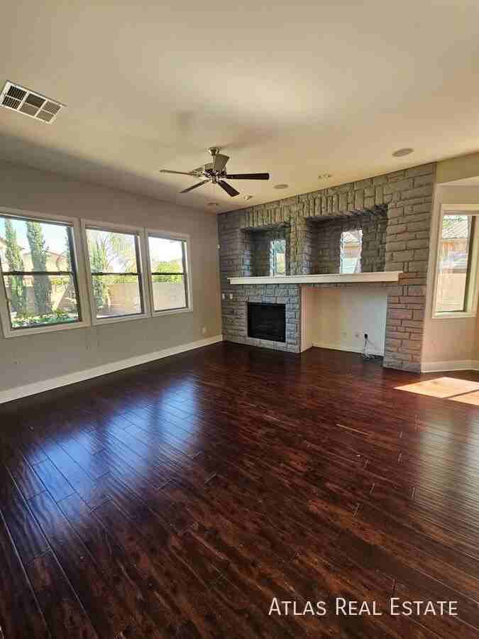 1076 E Phelps St - Photo 5 of 23