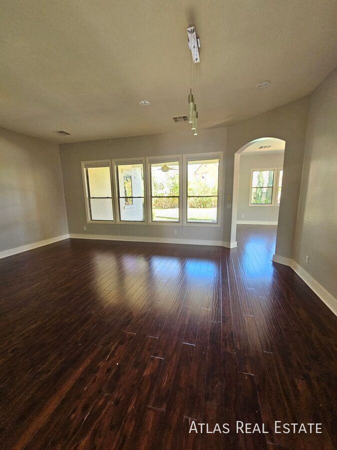 1076 E Phelps St - Photo 7 of 23