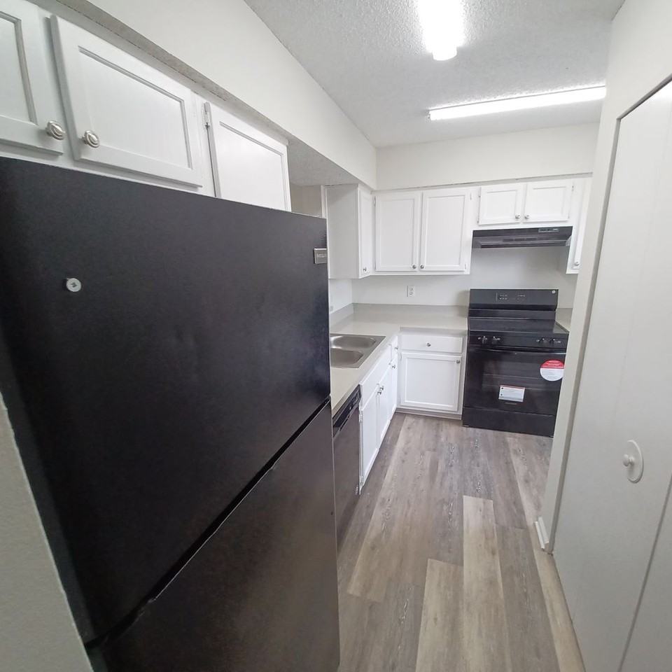 1201 Douglas St - Photo 6 of 25