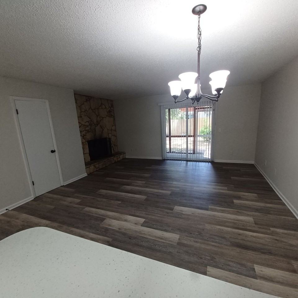 1201 Douglas St - Photo 7 of 25