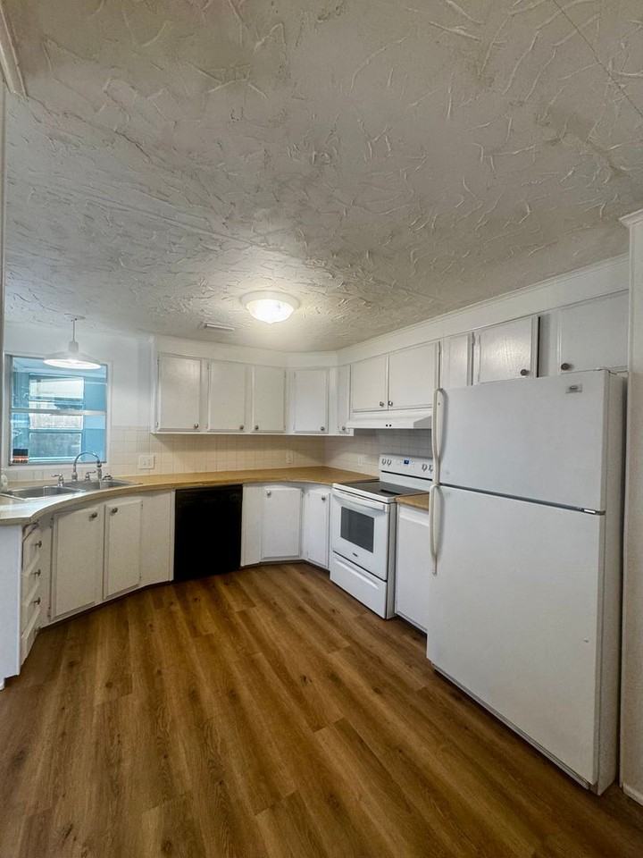 515 Jennifer Cir - Photo 2 of 11