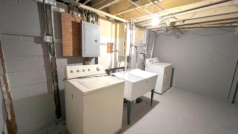 2215 45th Ave Ne - Photo 6 of 14