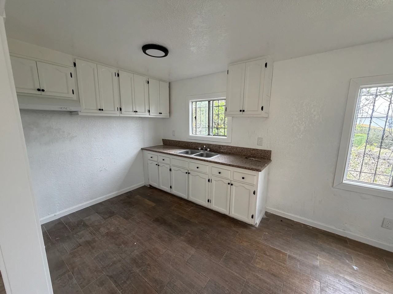 11100 S Normandie Ave #3-4 - Photo 3 of 8