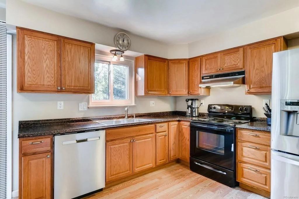 6725 S Penrose Ct - Photo 4 of 19