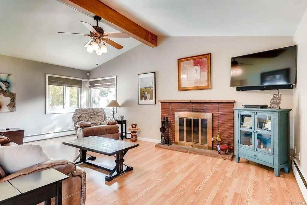 6725 S Penrose Ct - Photo 5 of 19