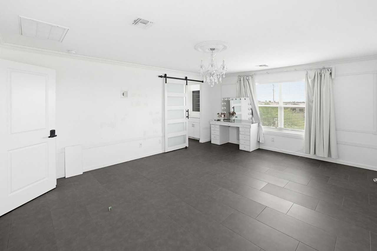 6815 W Encinas Ln - Photo 5 of 26