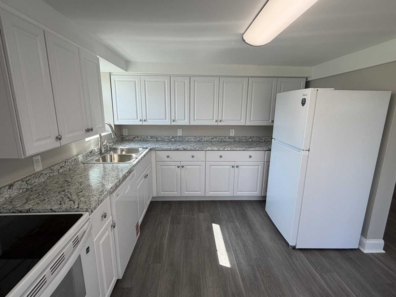 4454 University Dr - Photo 4 of 13