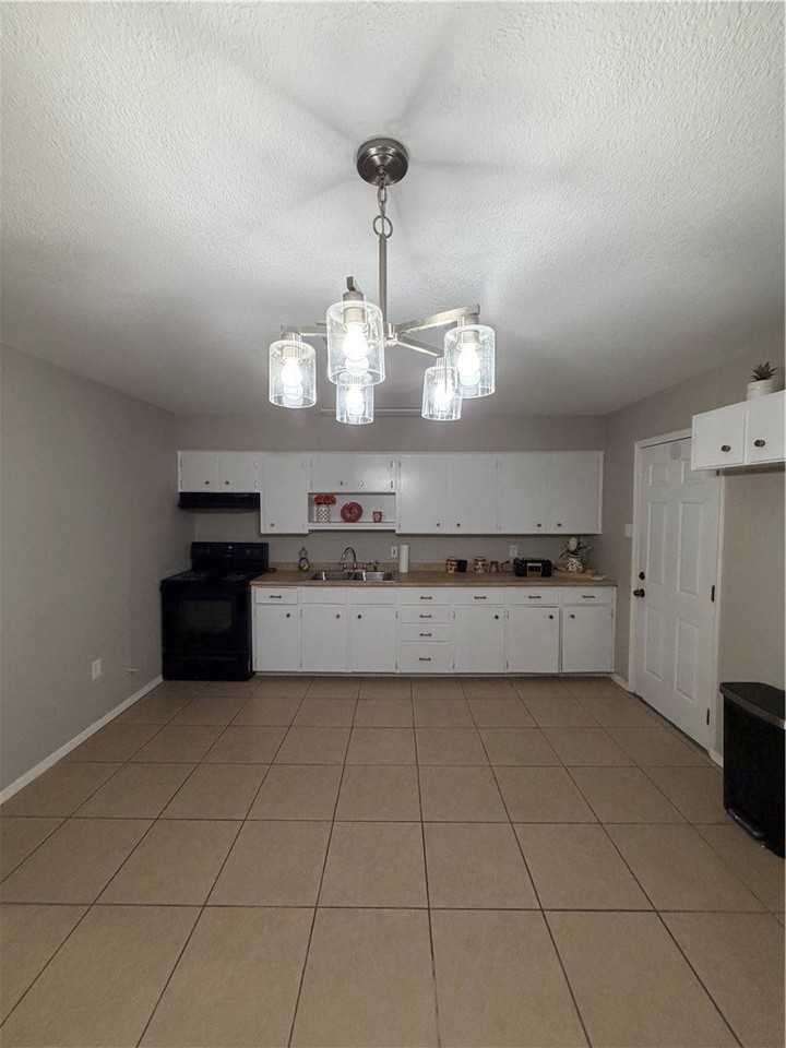 4321 Carlton St - Photo 5 of 17