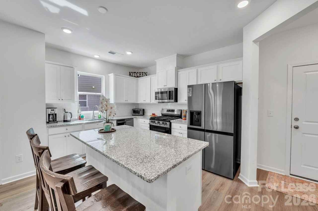 1940 Highland Park Dr - Photo 3 of 30