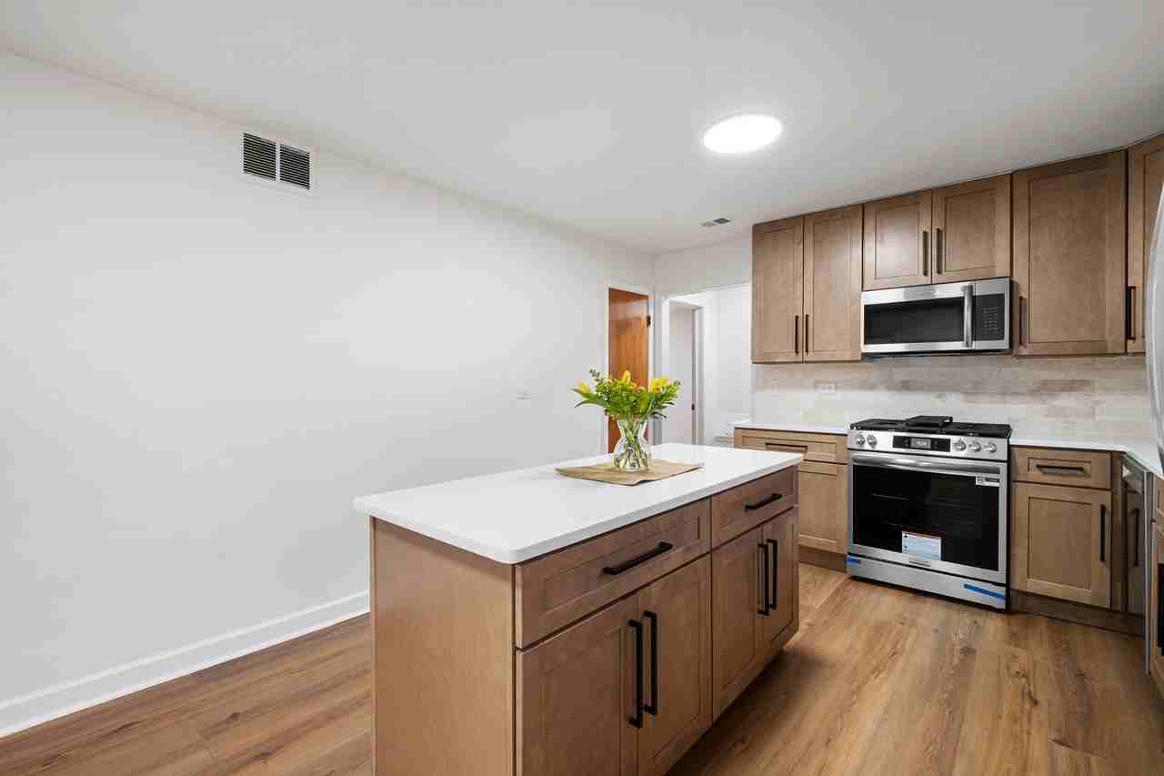 2531 W Lunt Ave #2 - Photo 2 of 16