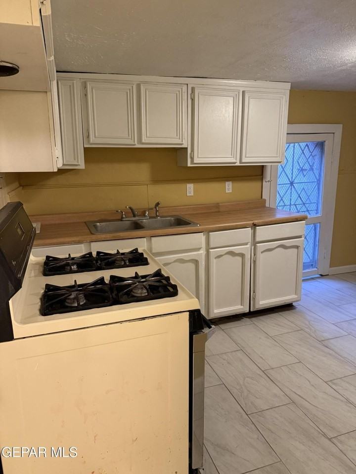 1213 N Boone St - Photo 3 of 22