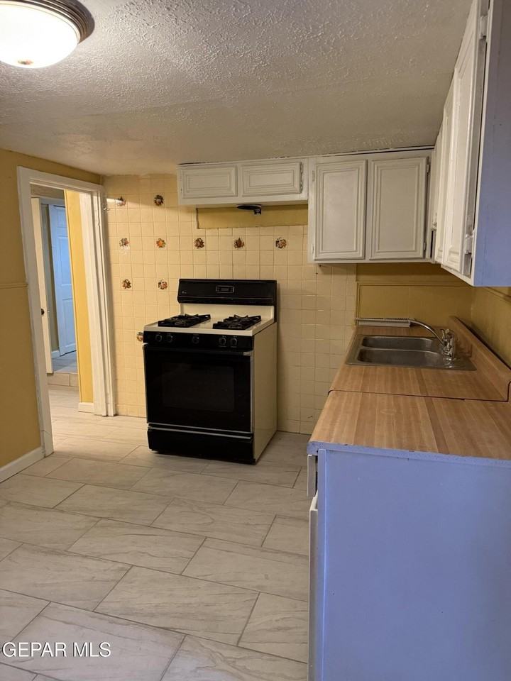 1213 N Boone St - Photo 5 of 22