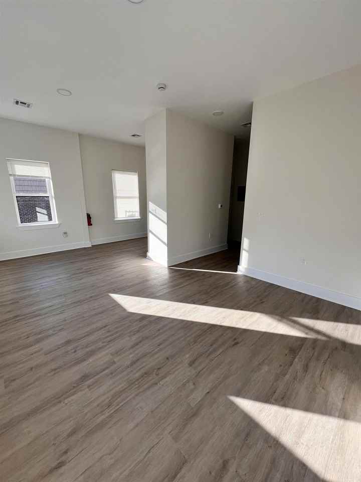 70 69th St #4 - Photo 2 of 5