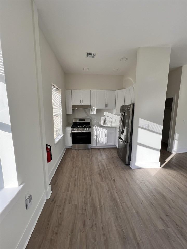 70 69th St #4 - Photo 3 of 5