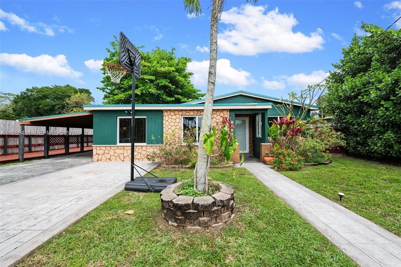 7245 S Waterway Dr - Photo 2 of 35