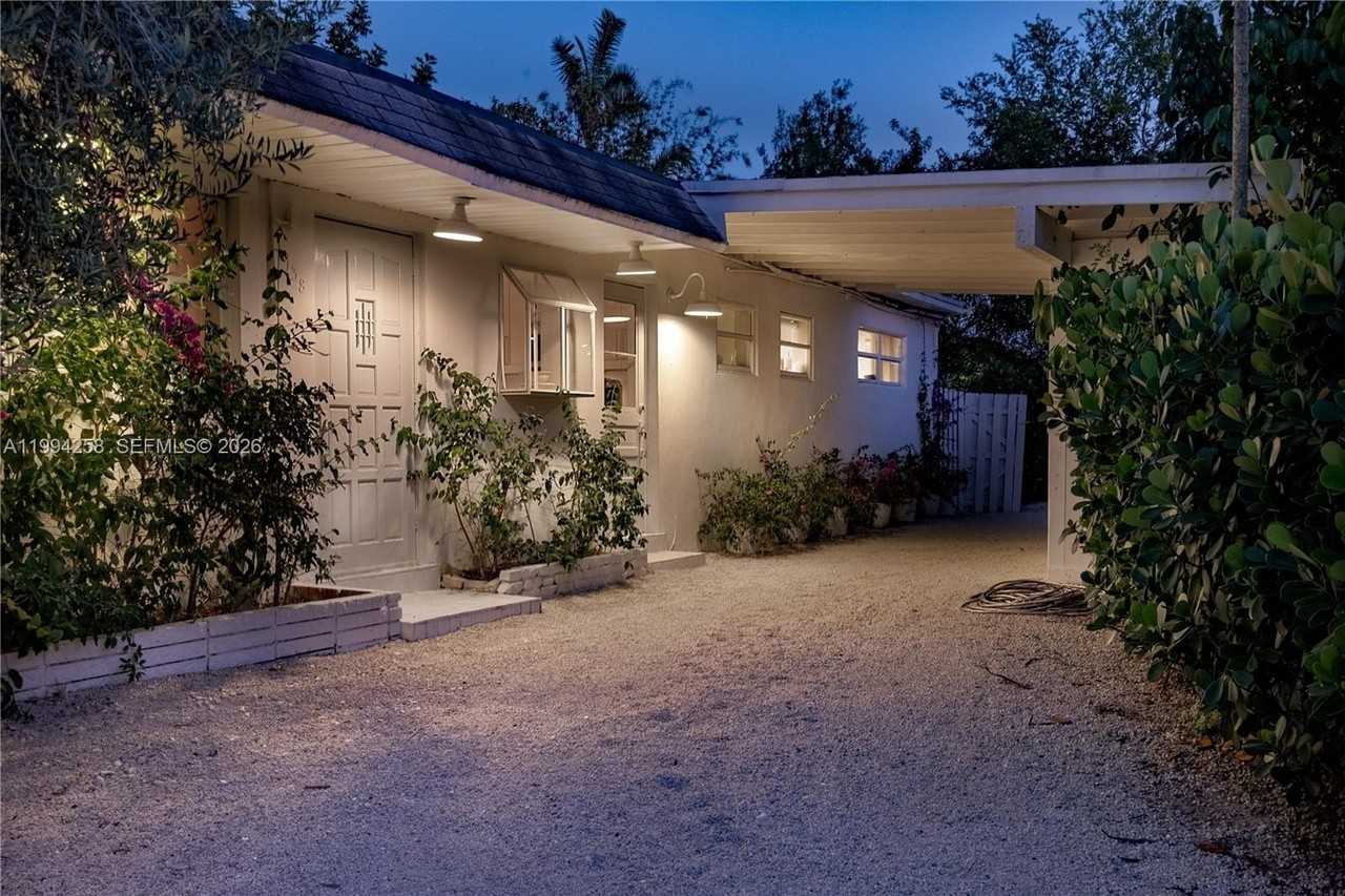 3138 Sw 15th St - Photo 2 of 39