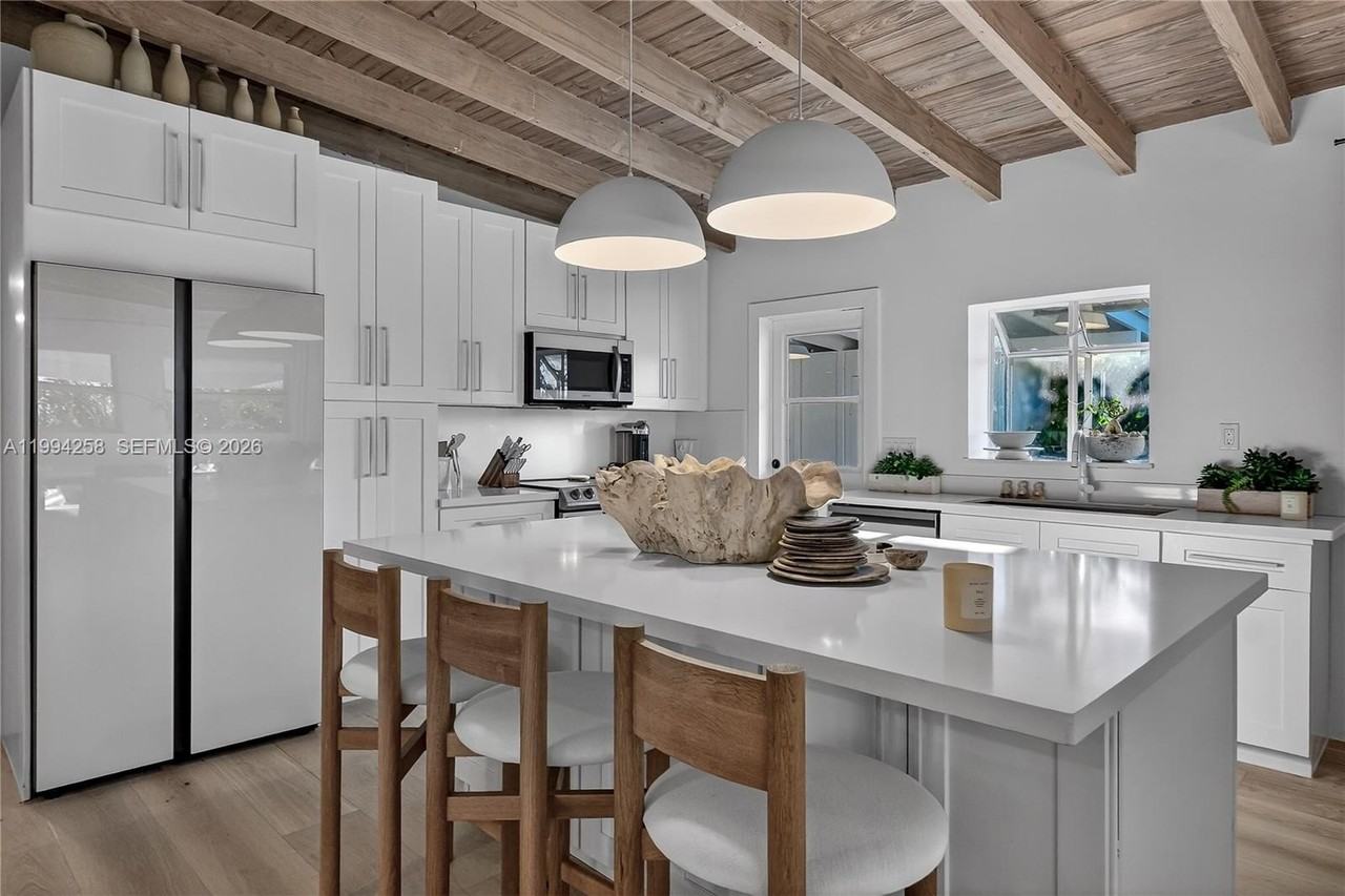 3138 Sw 15th St - Photo 4 of 39