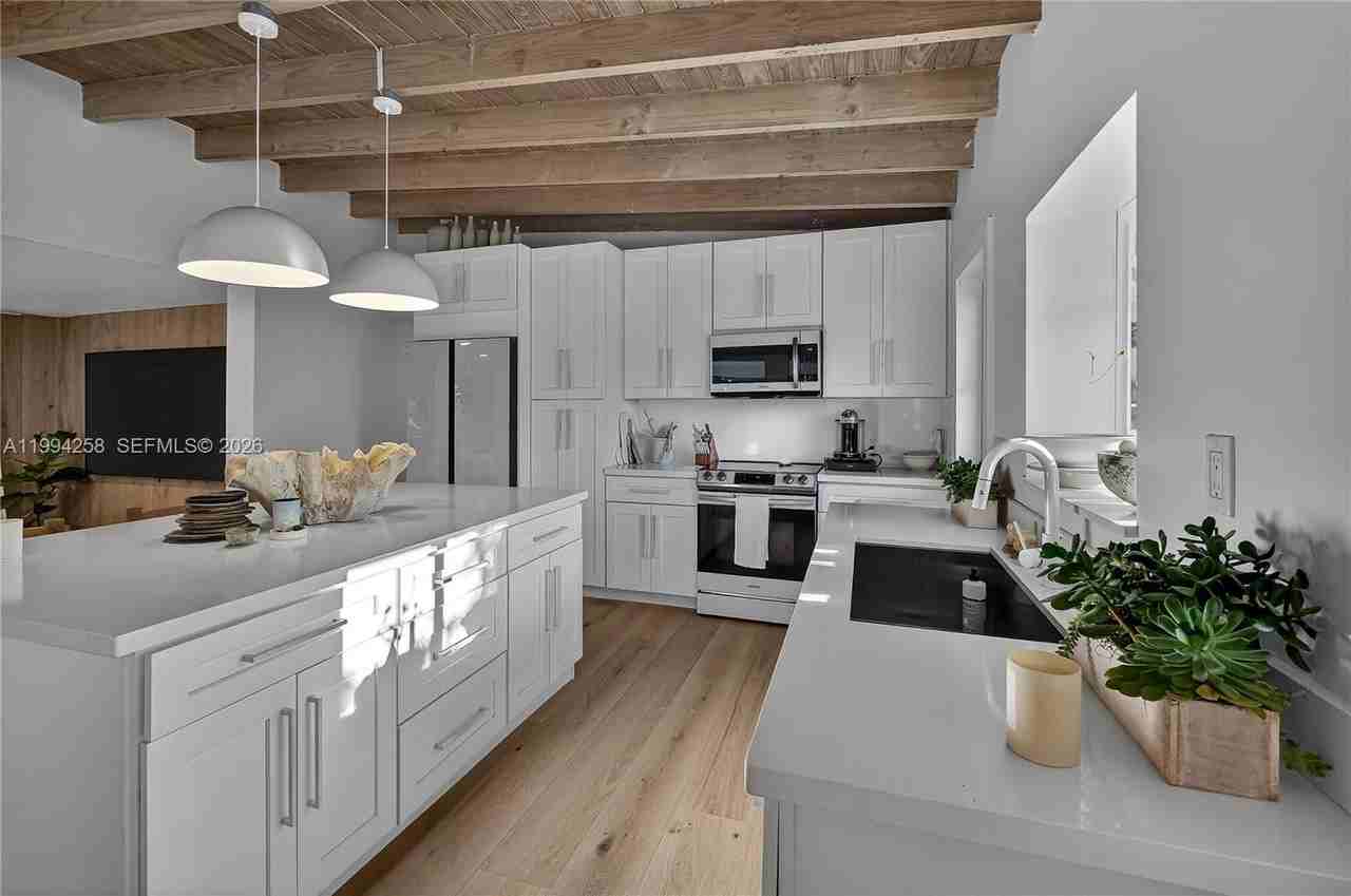 3138 Sw 15th St - Photo 5 of 39