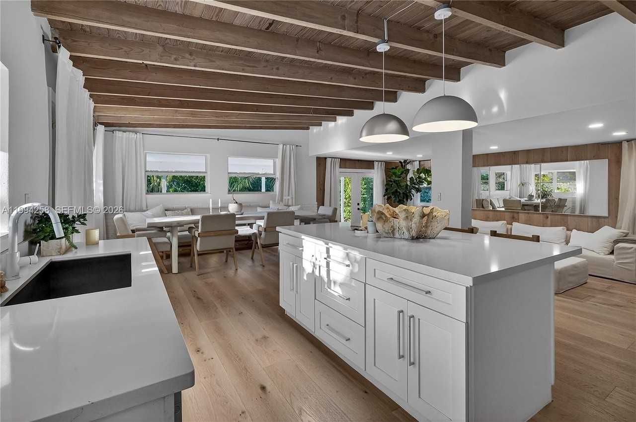 3138 Sw 15th St - Photo 6 of 39