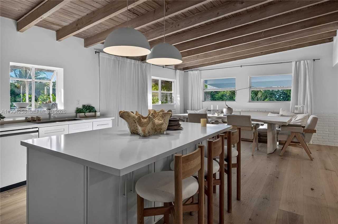 3138 Sw 15th St - Photo 7 of 39