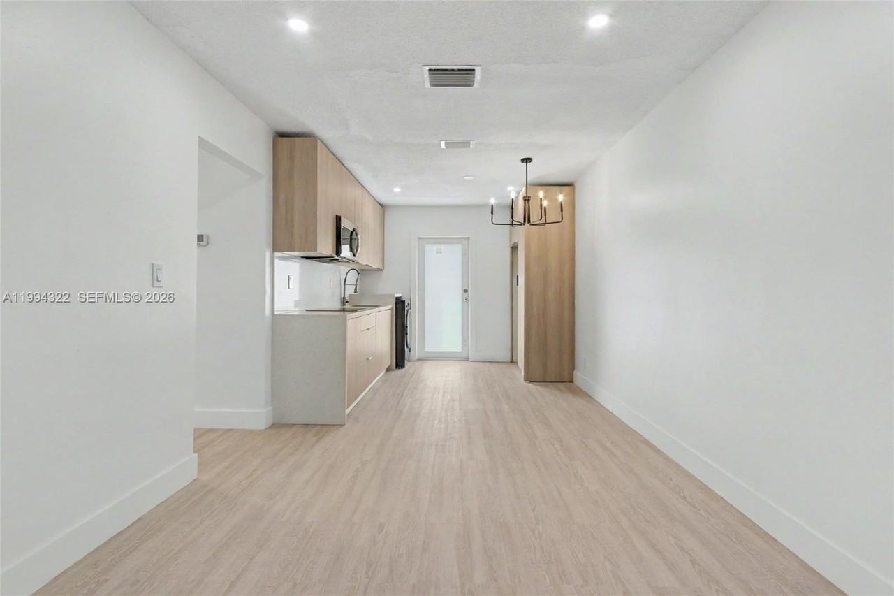 55 Sw 13th St #A - Photo 3 of 25