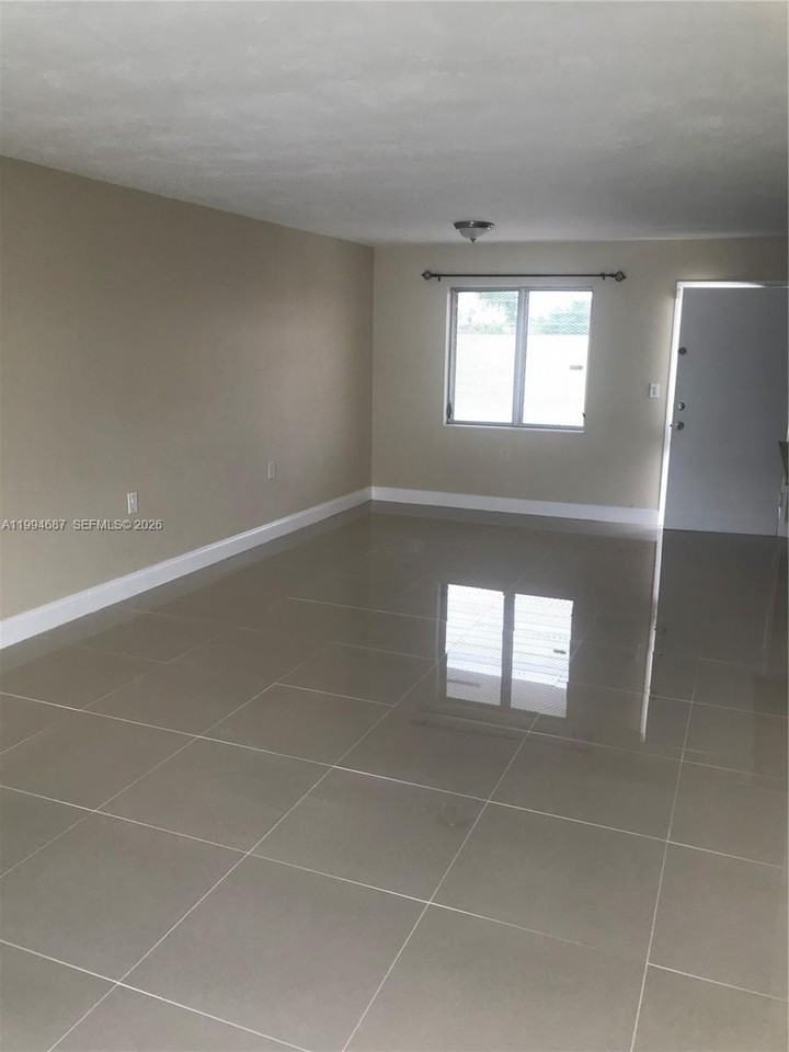 1631 Ne 114th St #305 - Photo 6 of 14