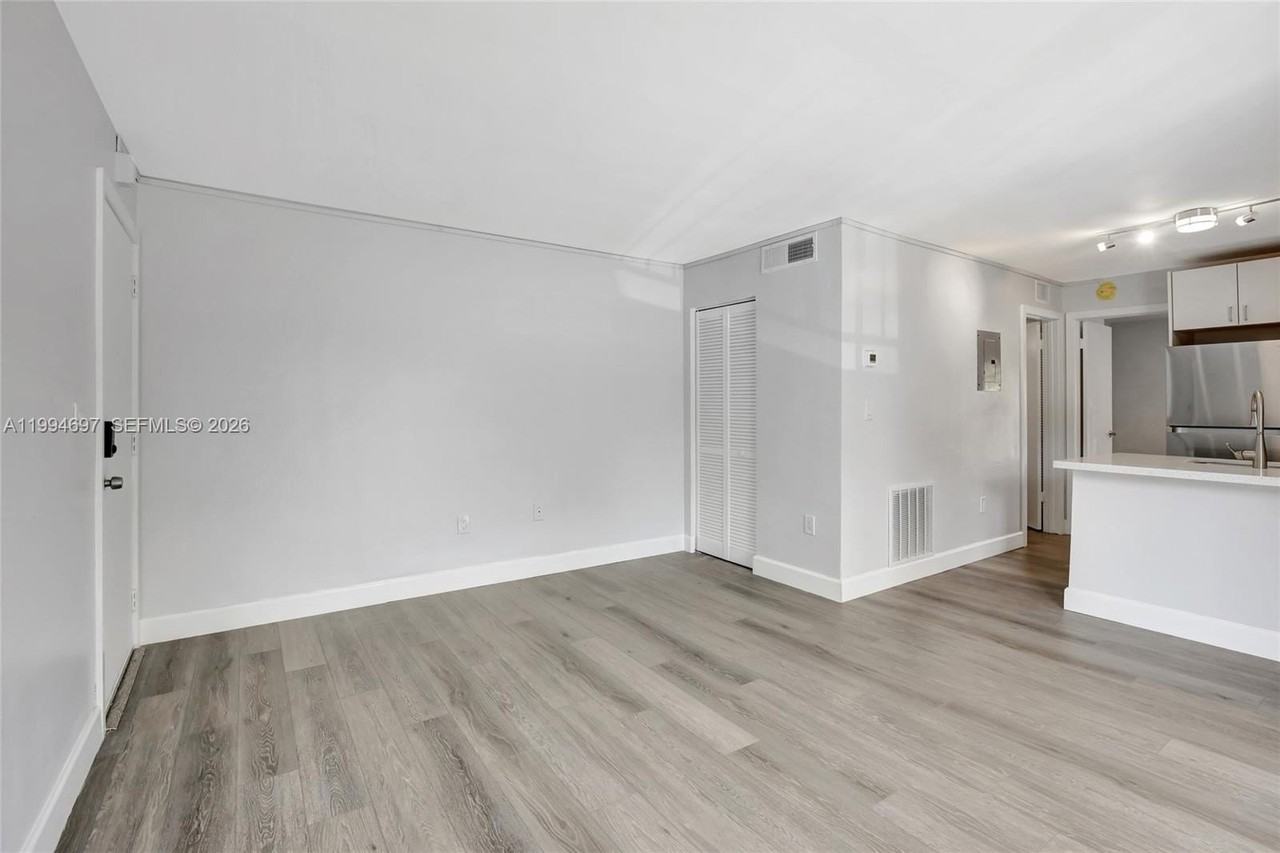 7241 Miami Lakes Dr #D14 - Photo 6 of 25