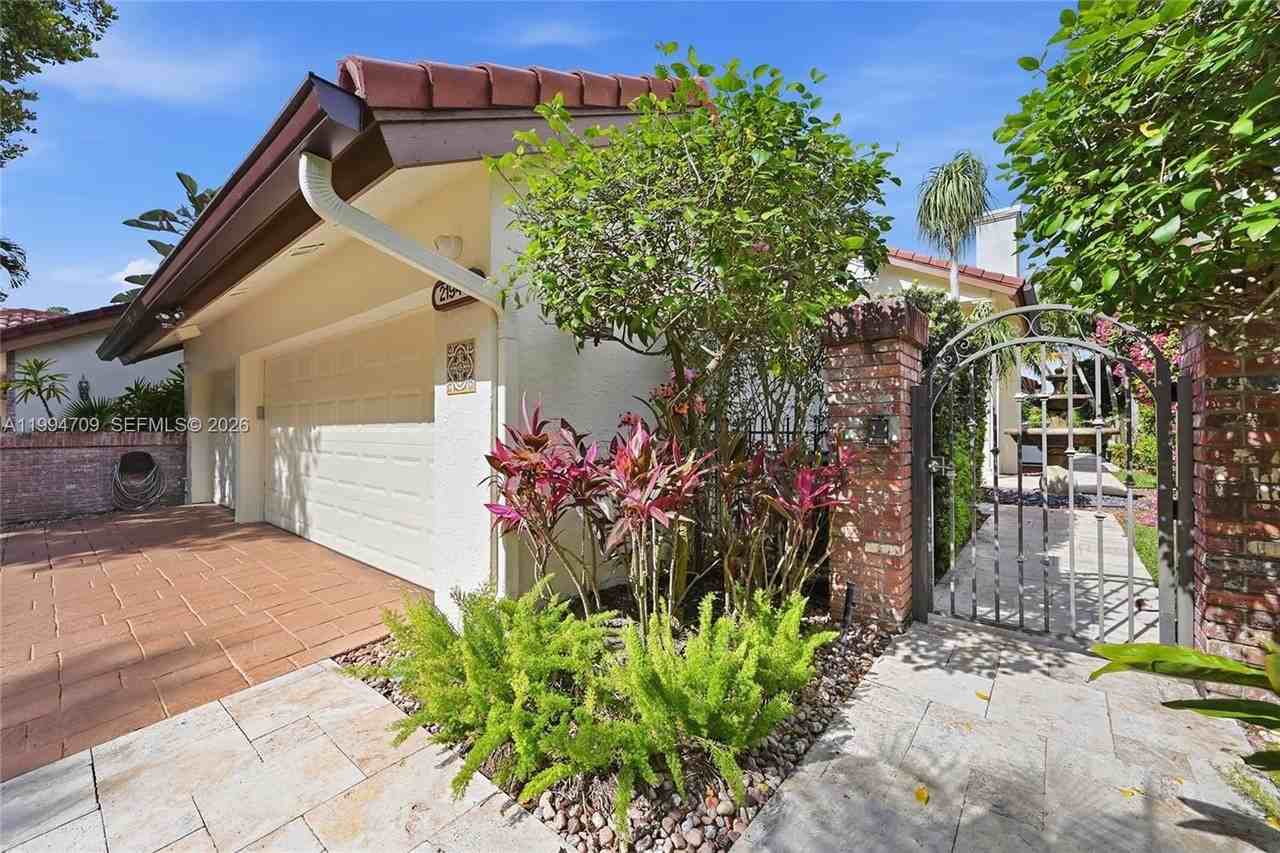 21944 Town Place Dr - Photo 4 of 50