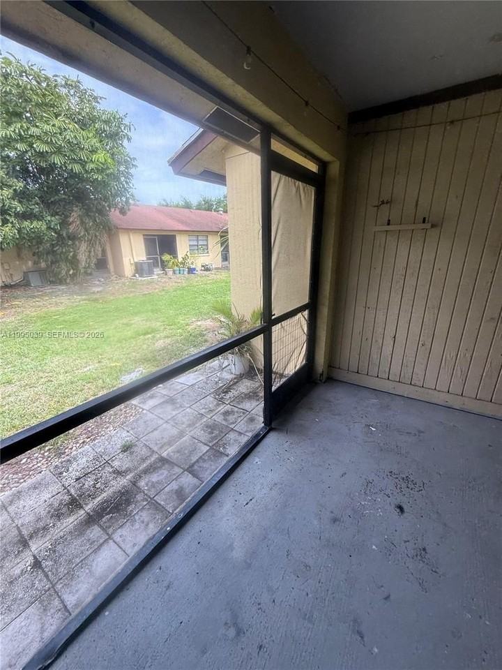 472 Glenwood Dr #472 - Photo 3 of 4