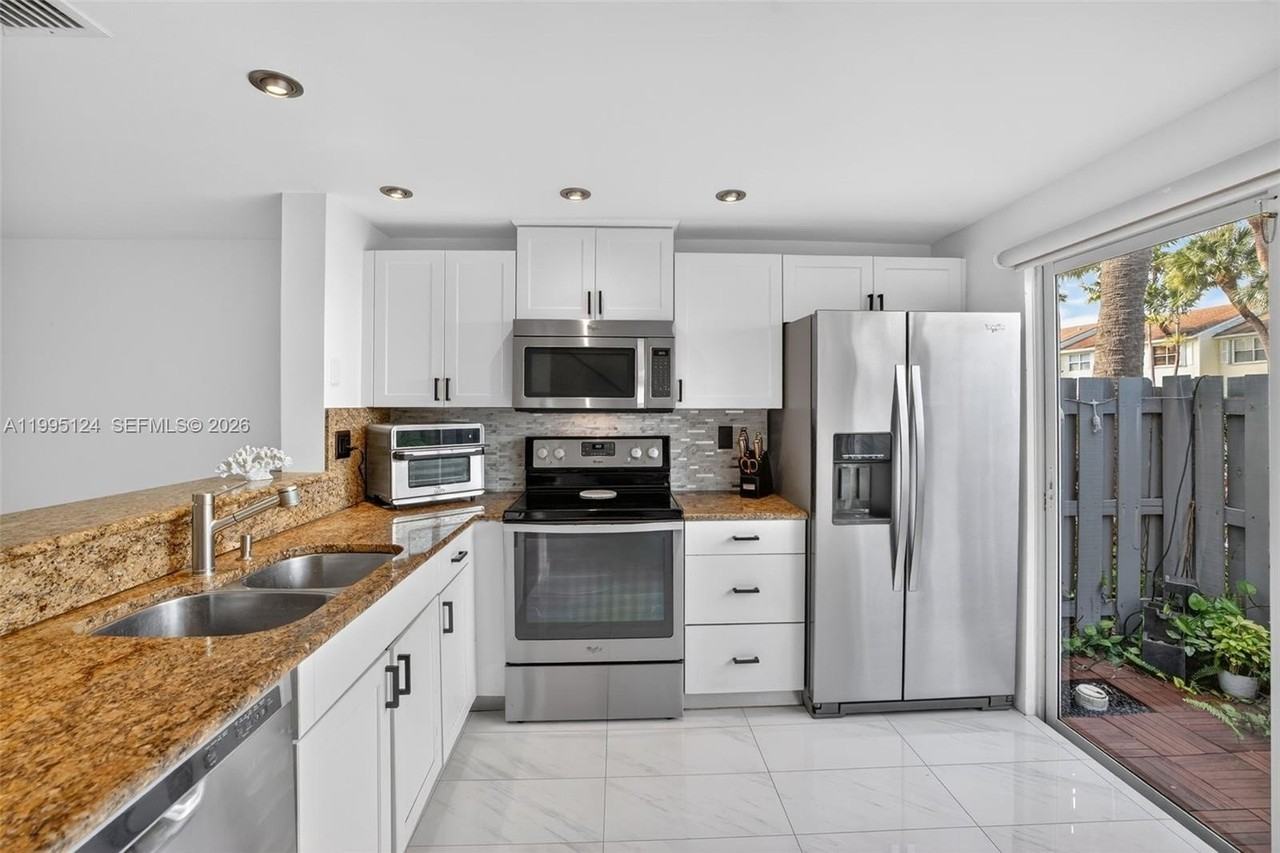 1953 Ne 15th Ave #1953 - Photo 5 of 35